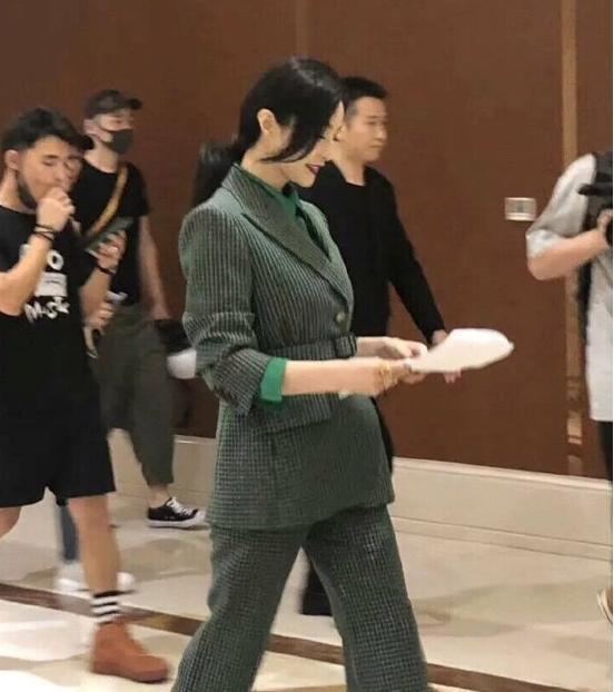 范冰冰|范冰冰官宣《355》上线，沉寂两年终复苏，复出之路稳扎稳打