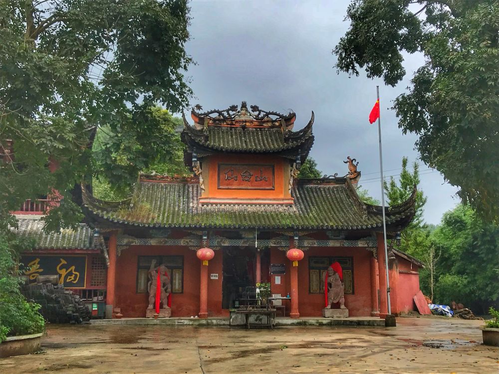 从土地庙旁边再往上走,便是仙台山道观了.