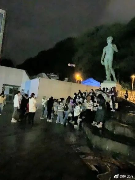 肖战|肖战生日惨成背锅侠，上千粉聚集喊口号扰民，乱涂鸦被骂没公德心