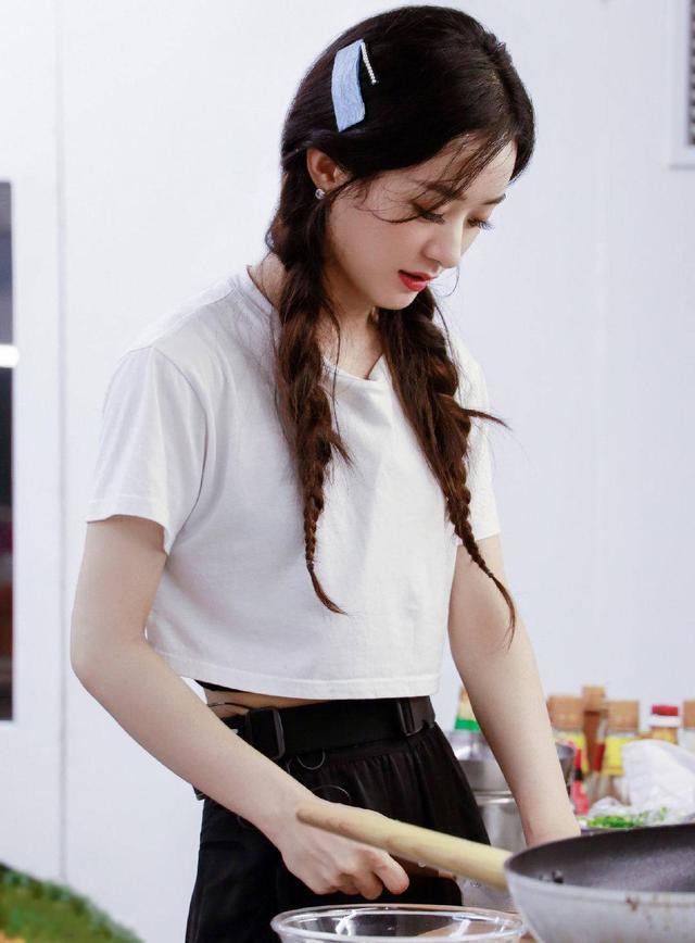 赵丽颖|赵丽颖拍绝美大片，大波浪长发飘飘凹造型侧颜优越，低眉浅笑姿态优雅