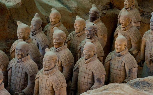 兵马俑|显微镜下的兵马俑，开出白色“花朵”，专家：应永久禁止发掘秦陵