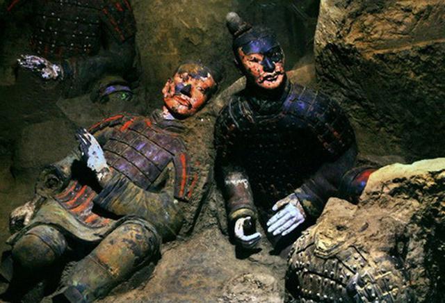 兵马俑|显微镜下的兵马俑，开出白色“花朵”，专家：应永久禁止发掘秦陵