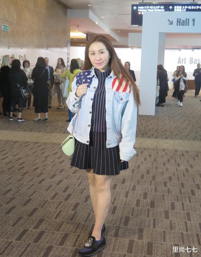 何超盈淡妆好清秀穿小短裙心机显瘦秀美腿却遮不住圆润小肚腩