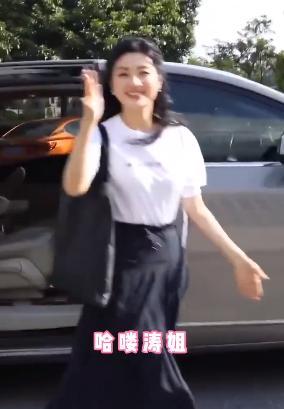 周涛罕|52岁周涛罕现身！长发飘飘笑容甜美，肤白貌美状态似少女