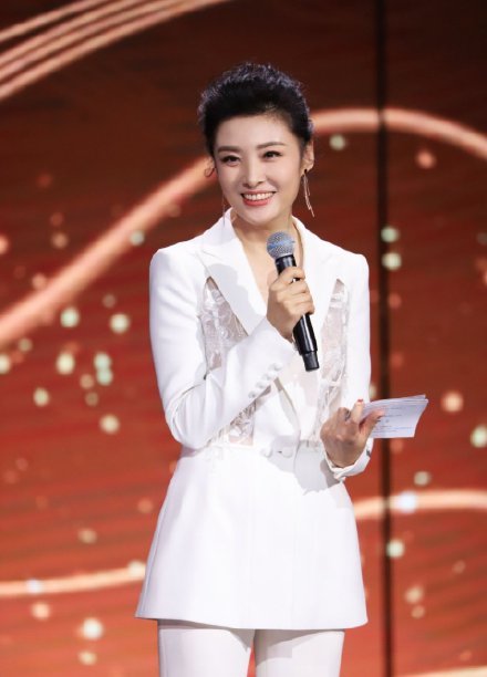 周涛罕|52岁周涛罕现身！长发飘飘笑容甜美，肤白貌美状态似少女