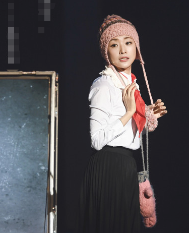 周涛罕|52岁周涛罕现身！长发飘飘笑容甜美，肤白貌美状态似少女