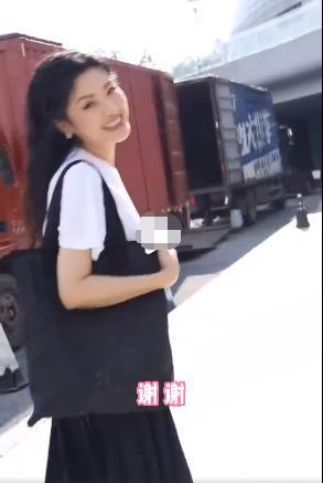 周涛罕|52岁周涛罕现身！长发飘飘笑容甜美，肤白貌美状态似少女