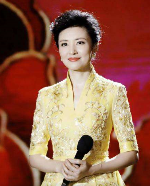 周涛罕|52岁周涛罕现身！长发飘飘笑容甜美，肤白貌美状态似少女