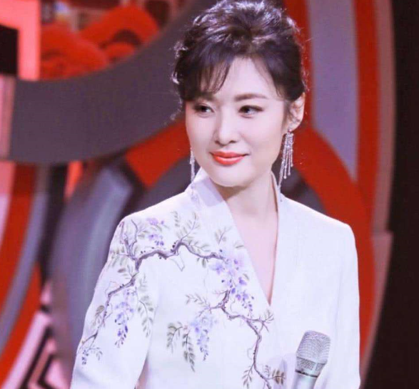 周涛罕|52岁周涛罕现身！长发飘飘笑容甜美，肤白貌美状态似少女