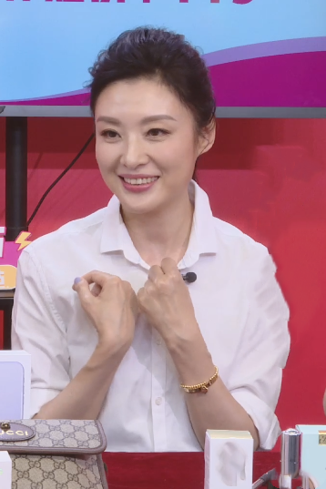 周涛罕|52岁周涛罕现身！长发飘飘笑容甜美，肤白貌美状态似少女