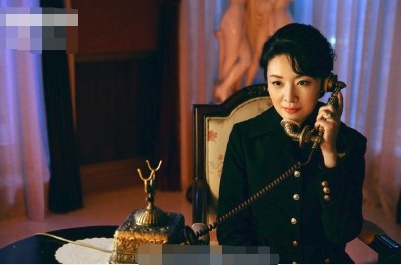 周涛罕|52岁周涛罕现身！长发飘飘笑容甜美，肤白貌美状态似少女