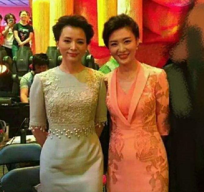 周涛罕|52岁周涛罕现身！长发飘飘笑容甜美，肤白貌美状态似少女