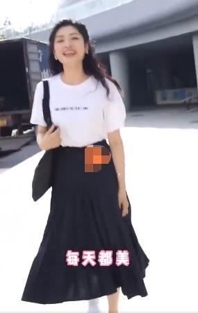 周涛罕|52岁周涛罕现身！长发飘飘笑容甜美，肤白貌美状态似少女