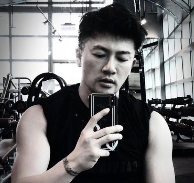 庹宗华|他曾是当红琼瑶小生，家暴小15岁娇妻还骚扰空姐，发福丑到认不出