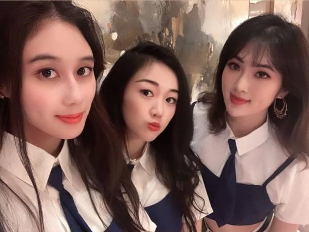 任正非|李嫣闺蜜罕晒合照，任正非小女儿竟稳站C位，豪门二代果真是个圈