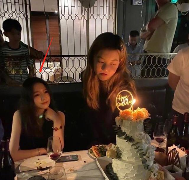 任正非|李嫣闺蜜罕晒合照，任正非小女儿竟稳站C位，豪门二代果真是个圈