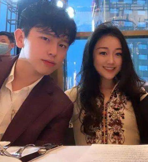 任正非|李嫣闺蜜罕晒合照，任正非小女儿竟稳站C位，豪门二代果真是个圈