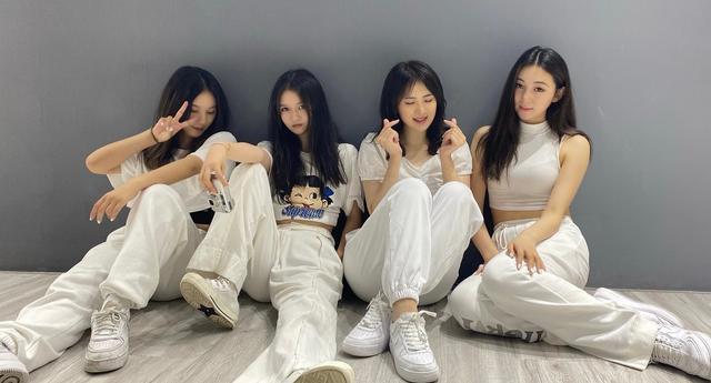 任正非|李嫣闺蜜罕晒合照，任正非小女儿竟稳站C位，豪门二代果真是个圈