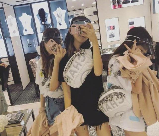 任正非|李嫣闺蜜罕晒合照，任正非小女儿竟稳站C位，豪门二代果真是个圈