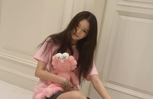 任正非|李嫣闺蜜罕晒合照，任正非小女儿竟稳站C位，豪门二代果真是个圈