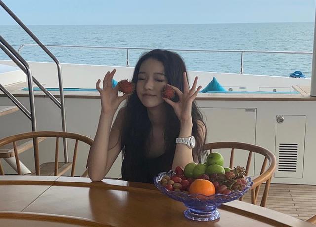 任正非|李嫣闺蜜罕晒合照，任正非小女儿竟稳站C位，豪门二代果真是个圈