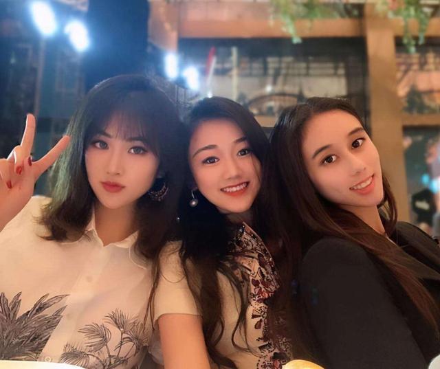 任正非|李嫣闺蜜罕晒合照，任正非小女儿竟稳站C位，豪门二代果真是个圈