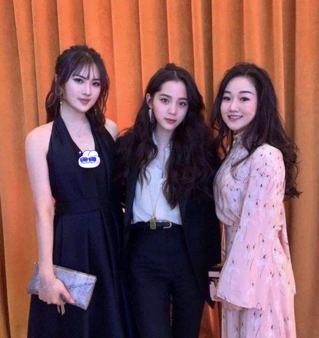 任正非|李嫣闺蜜罕晒合照，任正非小女儿竟稳站C位，豪门二代果真是个圈