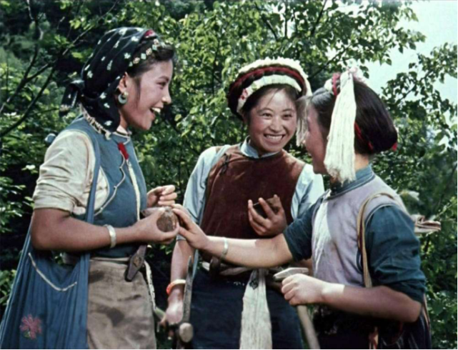 《山间铃响马帮来》,此后,如展现拉祜族人所居住的澜沧江美貌的《芦笙