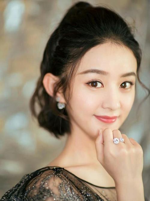 赵丽颖|赵丽颖拍绝美大片，大波浪长发飘飘凹造型侧颜优越，低眉浅笑姿态优雅