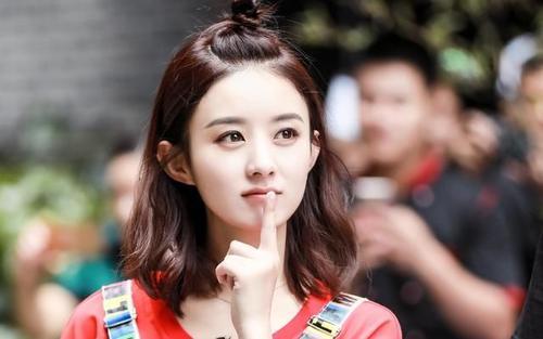 赵丽颖|赵丽颖拍绝美大片，大波浪长发飘飘凹造型侧颜优越，低眉浅笑姿态优雅