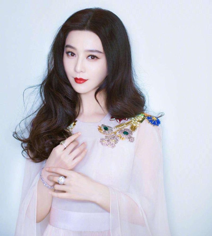 冯小刚|冯小刚名誉案胜诉，被罚20亿是假的，“冯裤子”不算侮辱人格