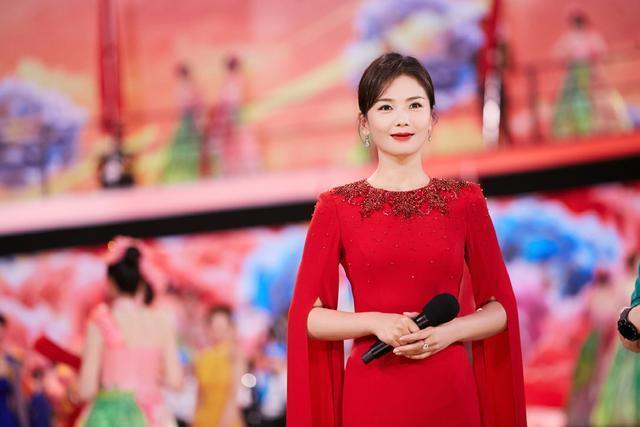 刘涛担任国庆晚会主持人,穿红色长裙端庄大气,42岁状态在线