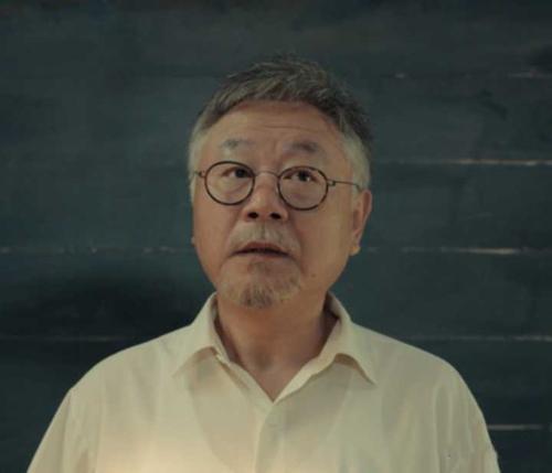 范伟|58岁范伟拍戏连淋四天雨，喜剧人到影帝，转型的他依旧很牛