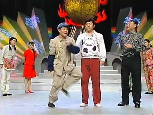 范伟|58岁范伟拍戏连淋四天雨，喜剧人到影帝，转型的他依旧很牛