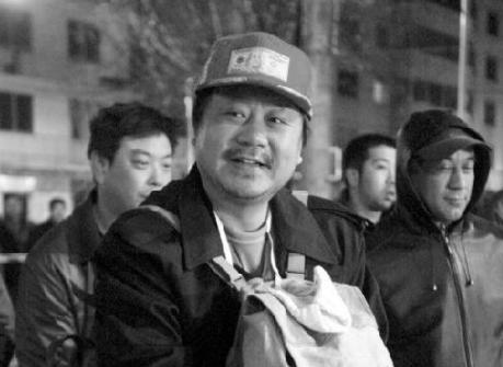 范伟|58岁范伟拍戏连淋四天雨，喜剧人到影帝，转型的他依旧很牛