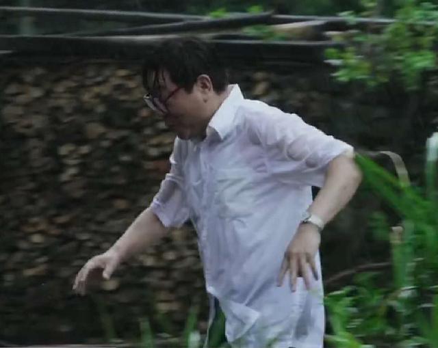 范伟|58岁范伟拍戏连淋四天雨，喜剧人到影帝，转型的他依旧很牛