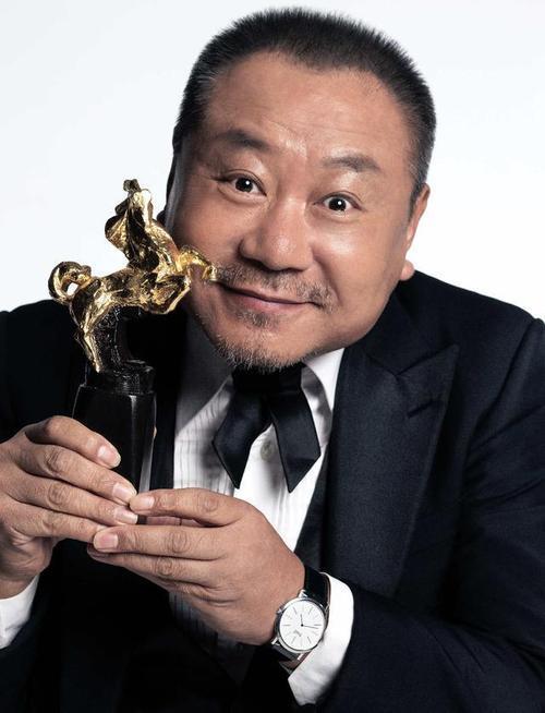 范伟|58岁范伟拍戏连淋四天雨，喜剧人到影帝，转型的他依旧很牛