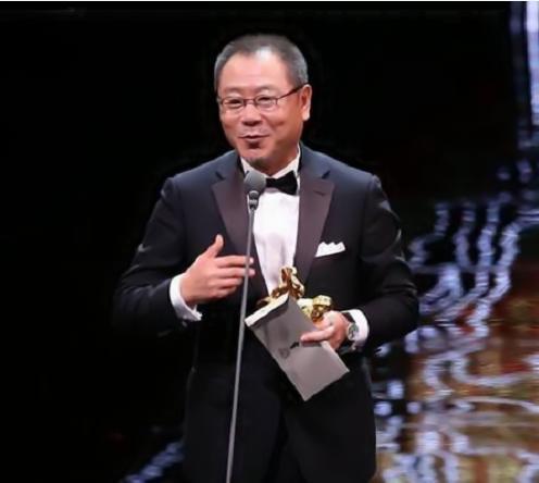 范伟|58岁范伟拍戏连淋四天雨，喜剧人到影帝，转型的他依旧很牛