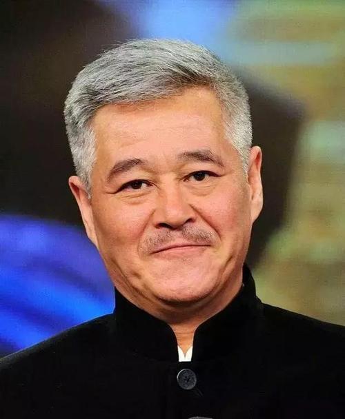 范伟|58岁范伟拍戏连淋四天雨，喜剧人到影帝，转型的他依旧很牛