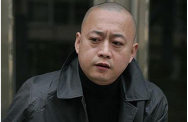 不过由于张宝林本身有点傲骨,性格阴郁不愿意讨好人,因此在所难免跟人