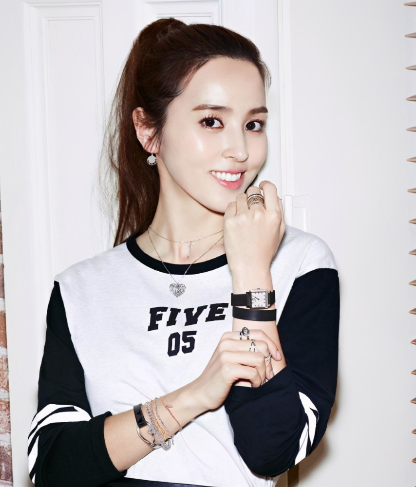 温良恭谨韩惠珍:当红时恋小7岁国脚,甘愿隐退,婚后被宠成公主