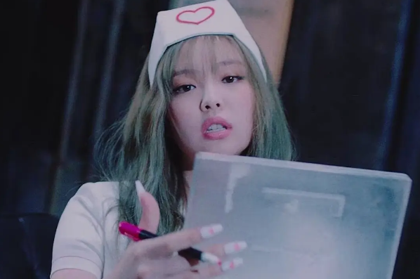 继护士服之后,jennie短裙造型被批太露,yg宠儿为何成众矢之的?