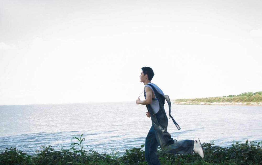 肖战|明星工作室有多重要？肖战公关混乱，张艺兴工作室文案有水平