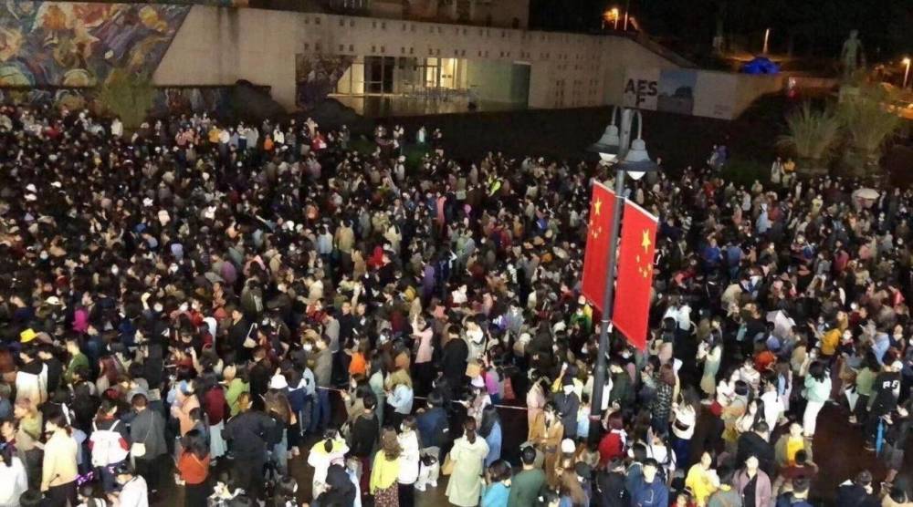 肖战|明星工作室有多重要？肖战公关混乱，张艺兴工作室文案有水平