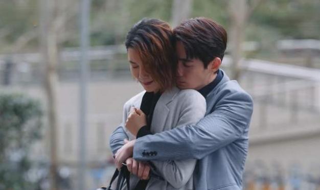 亲爱的自己|《亲爱的自己》李思雨陈一鸣分手交恶，刘诗诗朱一龙粉丝打口水战