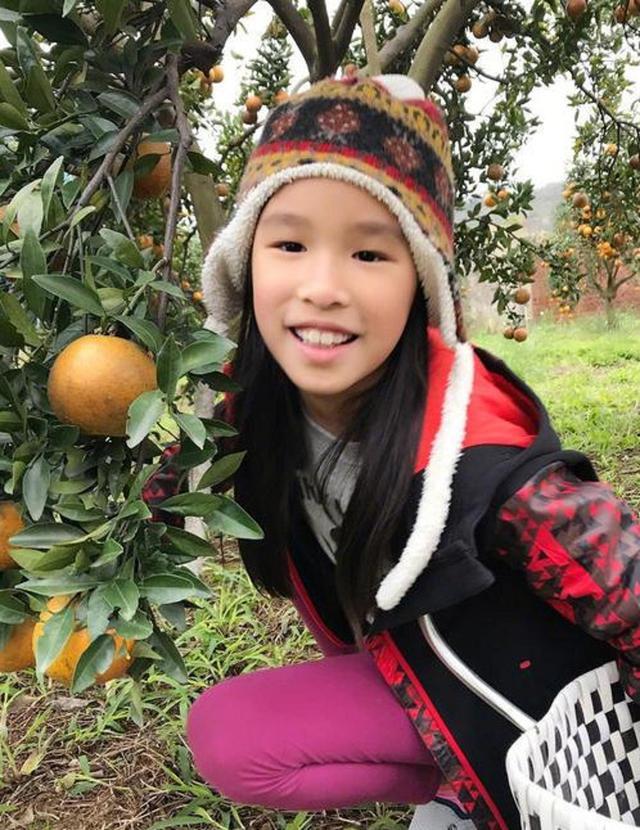 "酒窝女神"张庭的女儿被曝光,丑小鸭逆袭,跟妈妈如同粘贴复制