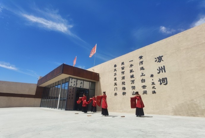 甘肃玉门关景区贴千首边塞诗游客如厕时也能看到诗歌