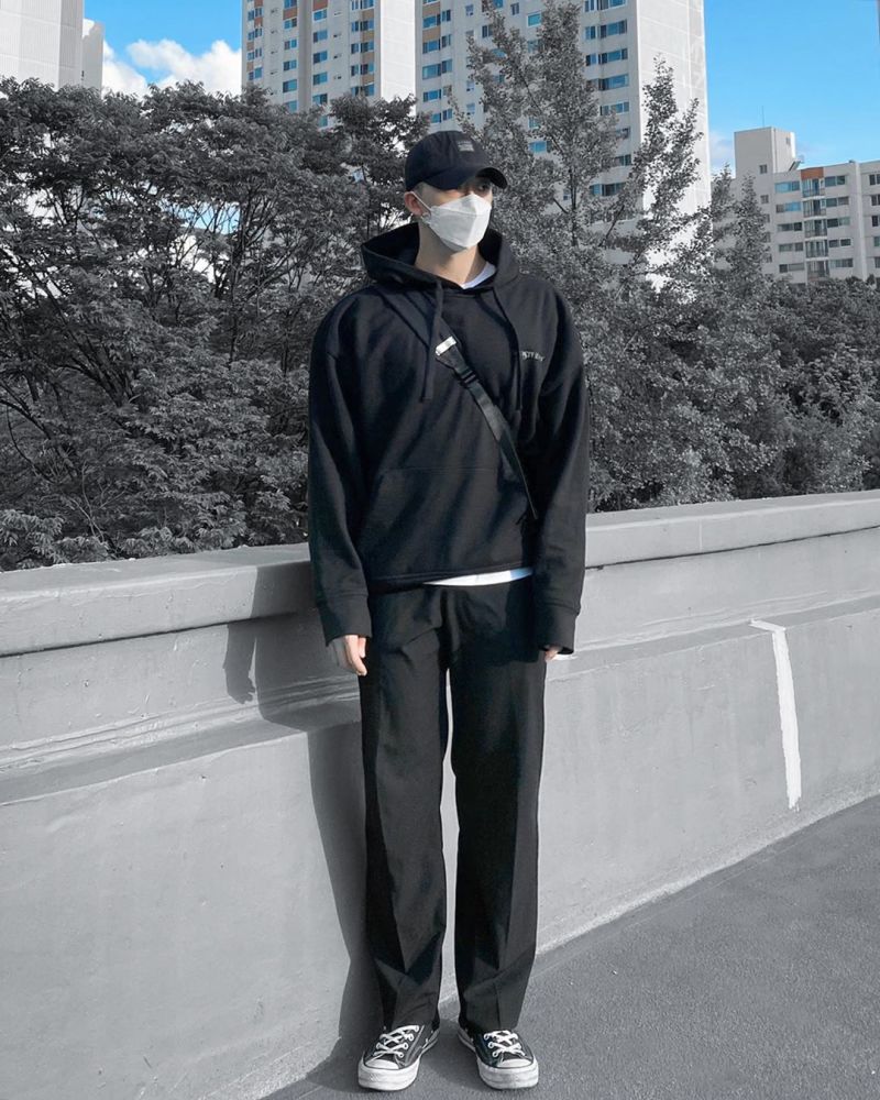 暗黑系型男穿搭行走的男性荷尔蒙