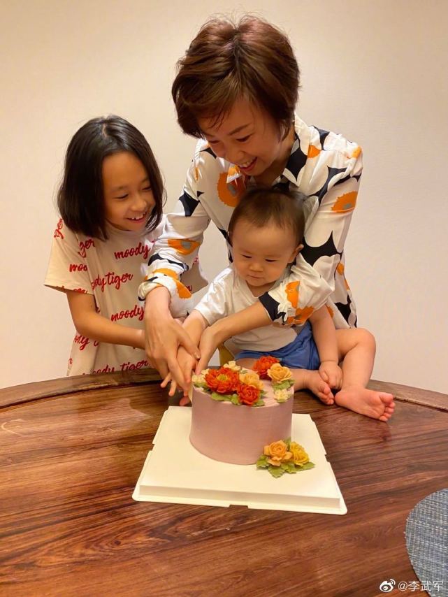 张怡宁与俩孩子同框!母子三人一起切蛋糕,二胎儿子正脸首曝光