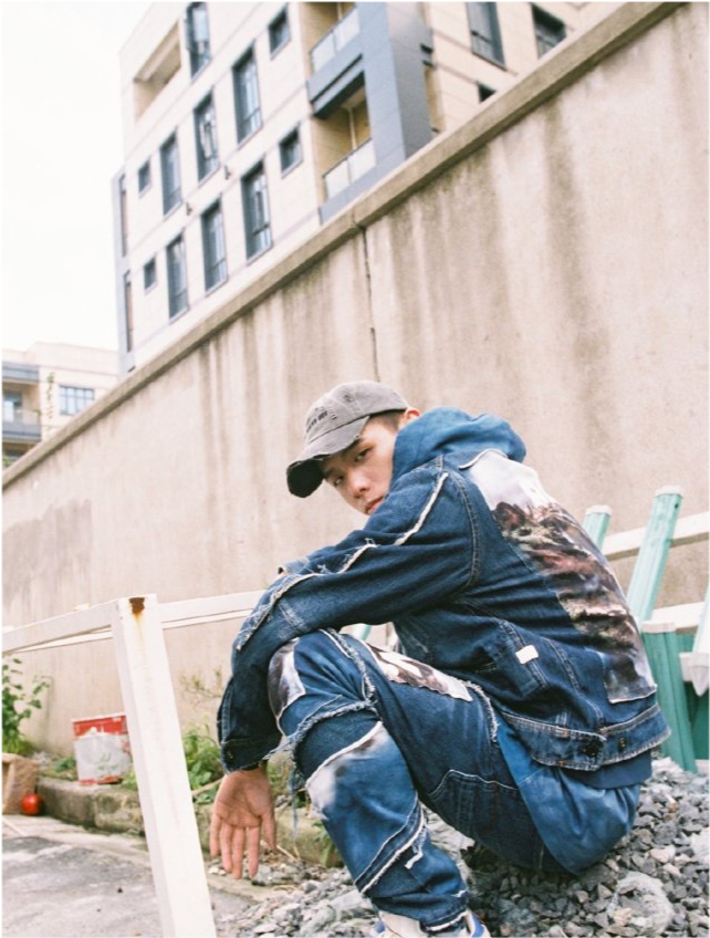 中国有嘻哈|《中国有嘻哈》28岁歌手法老疑与17岁女高中生恋爱，女方还是个小富婆